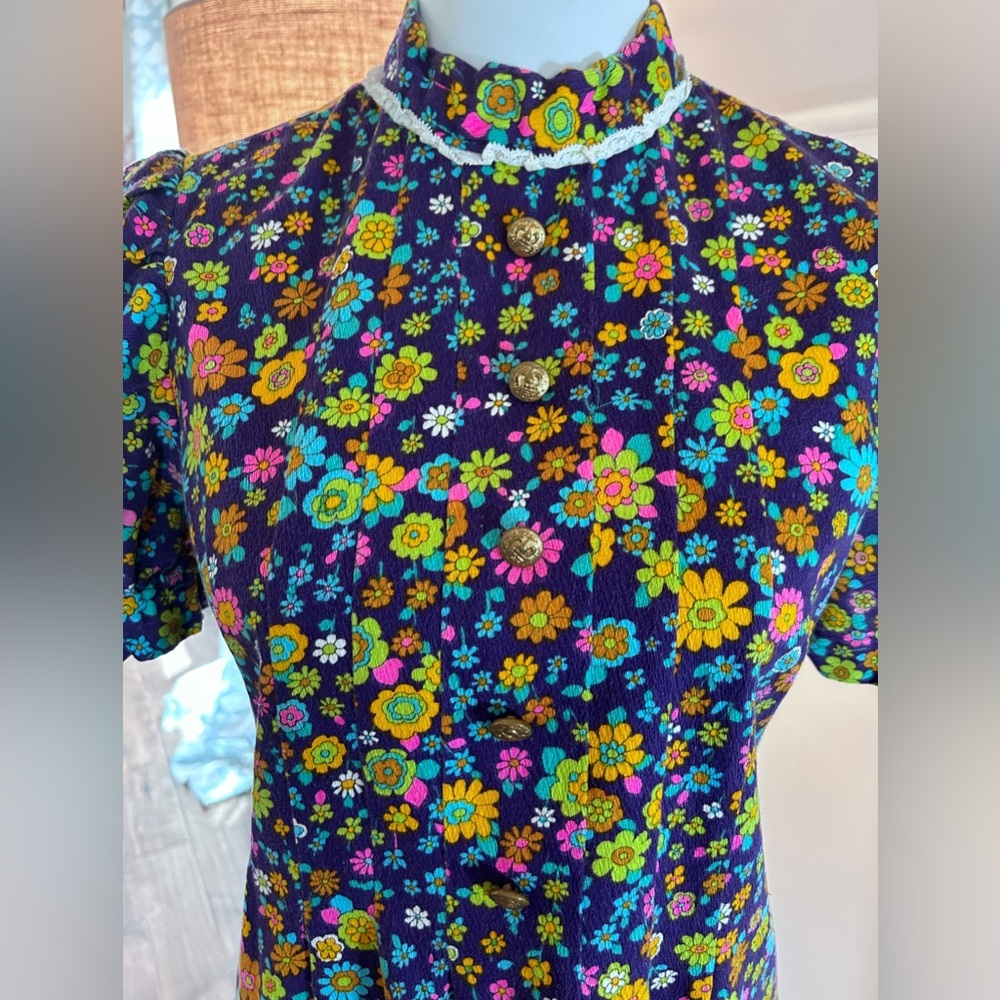 Vintage! EUC true vintage floral 70s dress with zipper in back and hook/eye neck